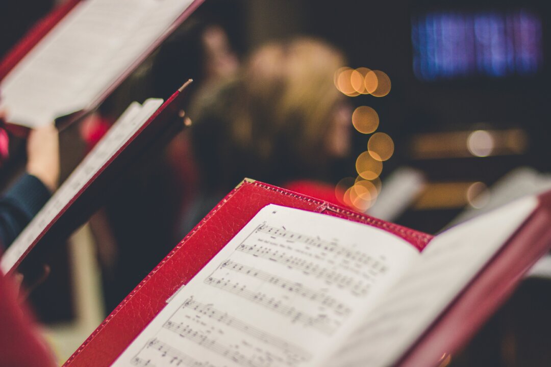 Lung disease patients benefit from regular singing and the challenge of learning to performing longer lines and more difficult tunes. (David Beale/Unsplash)