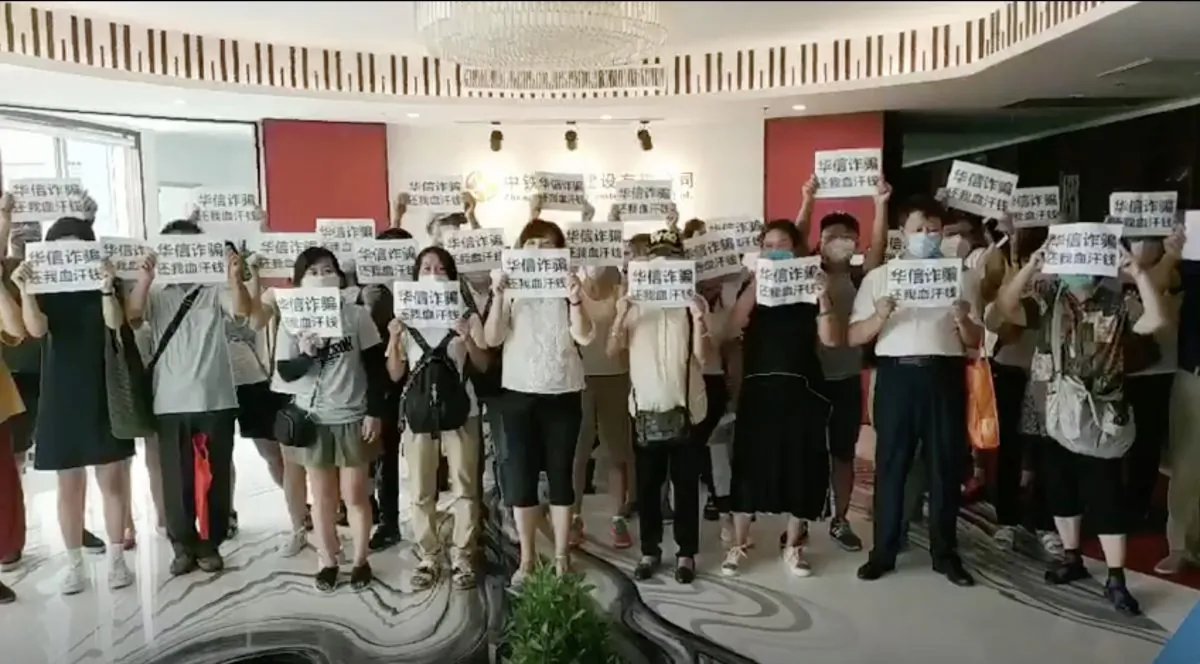 Yindou peer-to-peer (P2P) fraud victims protest in Shanghai on Aug. 27. (Provided to The Epoch Times by interviewee)
