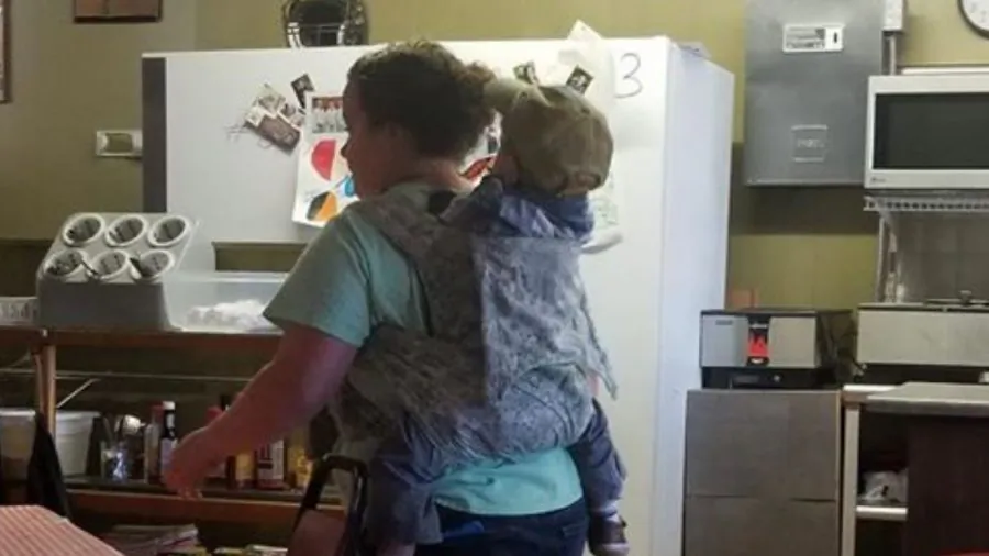 A Tennessee waitress was praised for working with her child strapped to her back. (Kelly Gentry via Storyful)