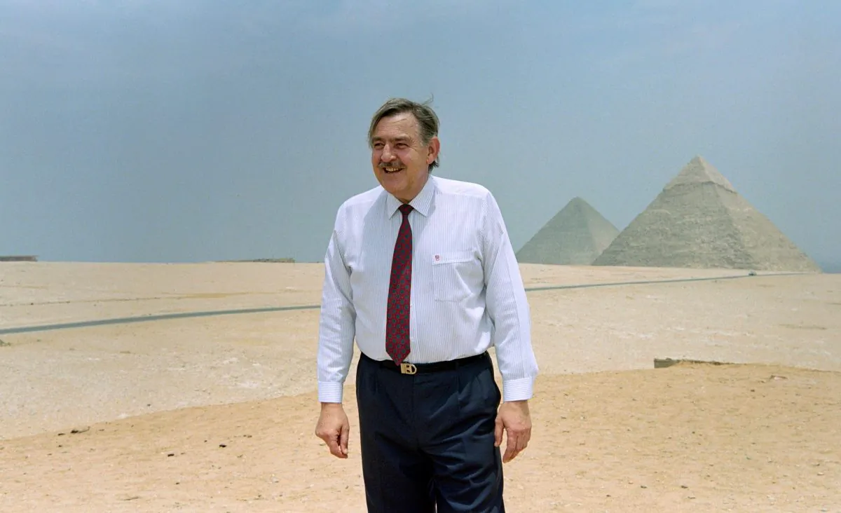 South African Foreign Minister Pik Botha visits the pyramids of Giza during a diplomatic visit in Egypt on May 25, 1993. (MANOOCHER DEGHATI/AFP/Getty Images)