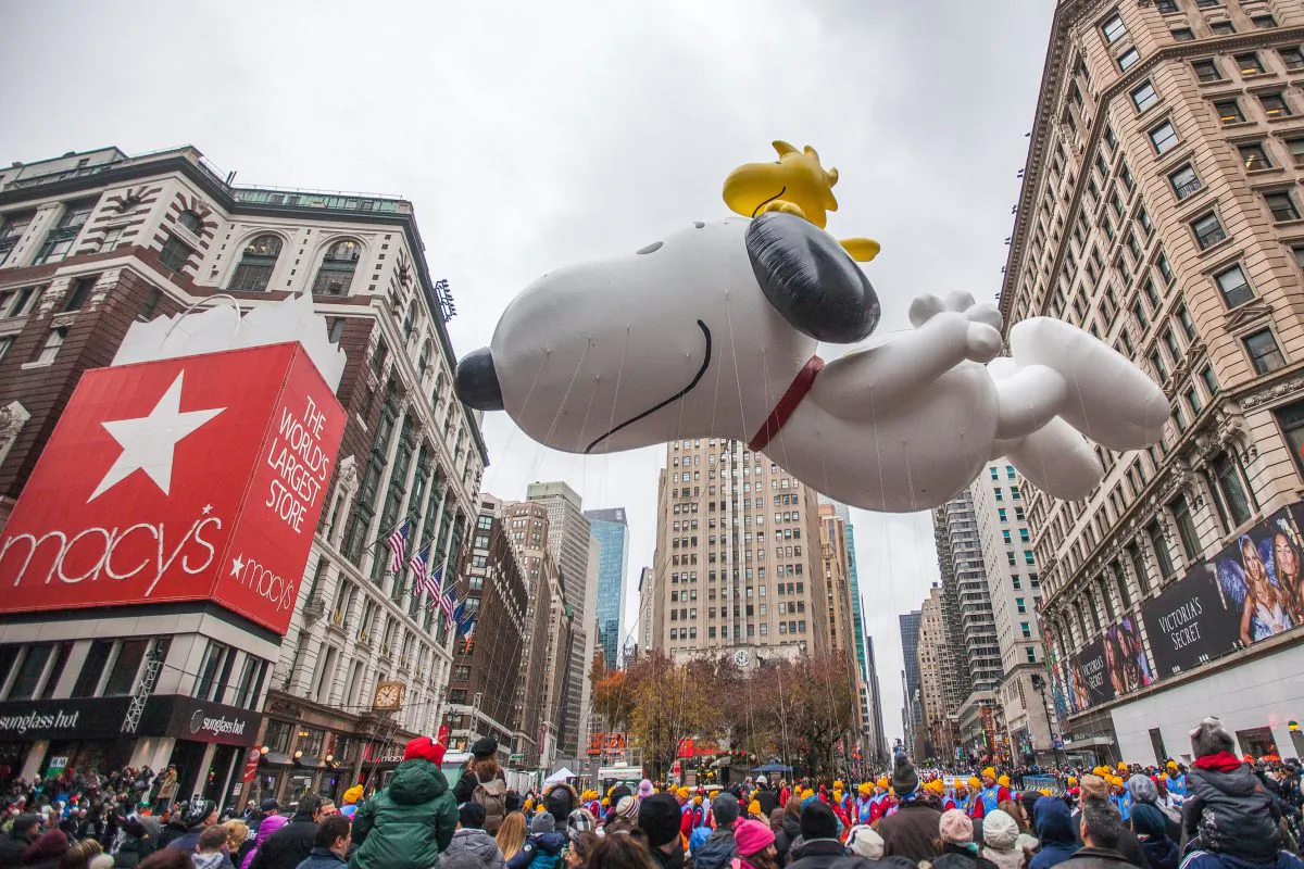 Macy's Thanksgiving Parade makes its way down Sixth Avenue in Manhattan, New York, on Nov. 27, 2014. (Petr Svab/The Epoch Times)