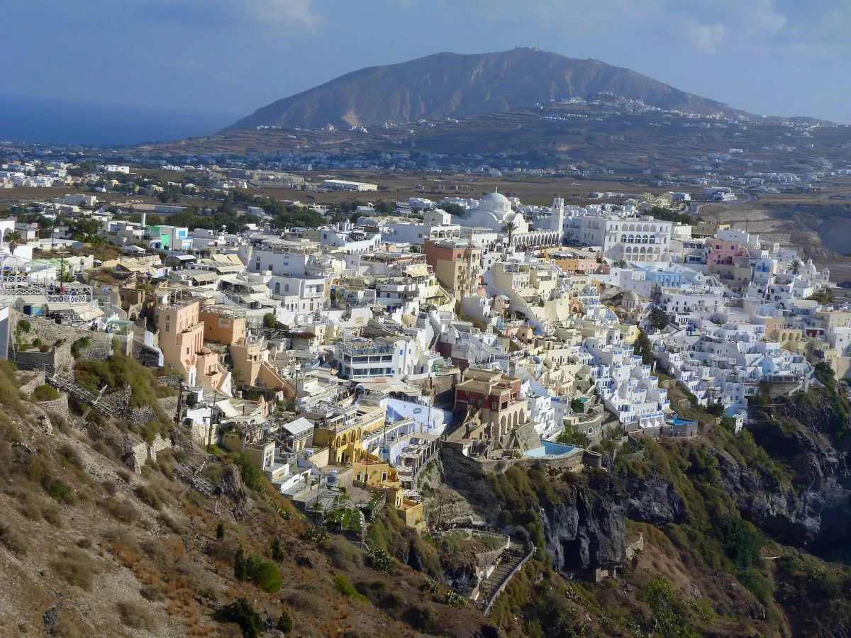 The town of Firá with the caldera in the background. (Manos Angelakis)