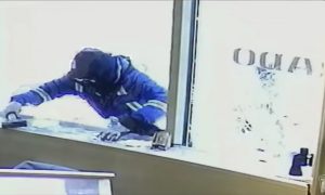 Jewelry Store Employees Use Swords to Fight Off Robbers