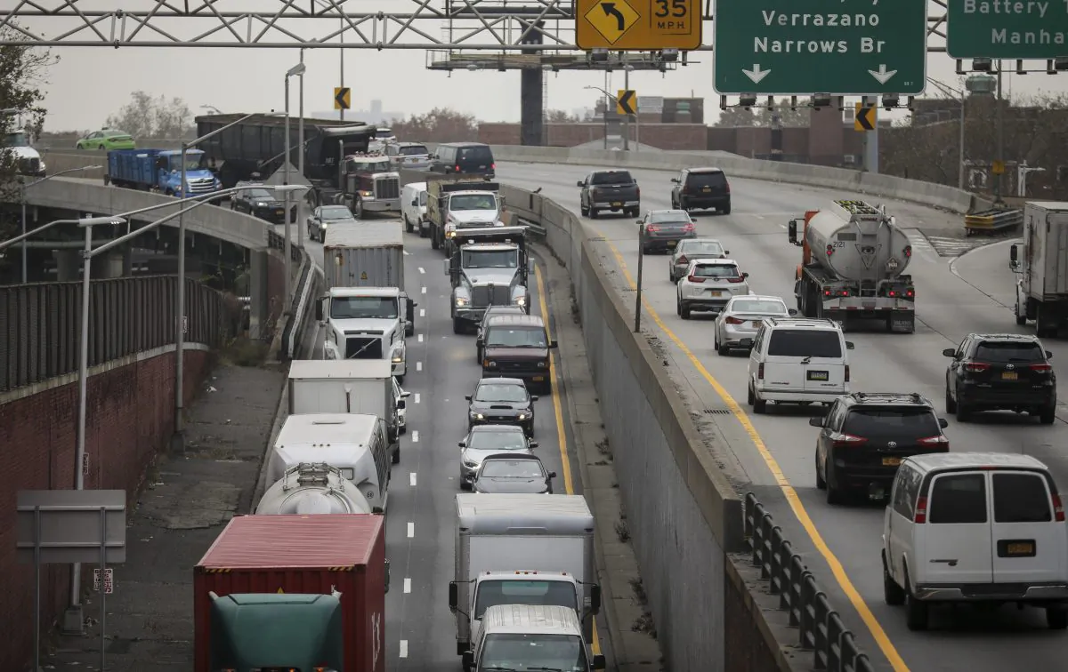 Traffic moves along the Brooklyn-Queens Expressway in New York on Nov. 20, 2018. (Drew Angerer/Getty Images)