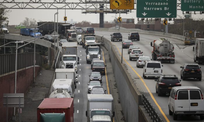 Traffic moves along the Brooklyn-Queens Expressway in New York on Nov. 20, 2018. (Drew Angerer/Getty Images)