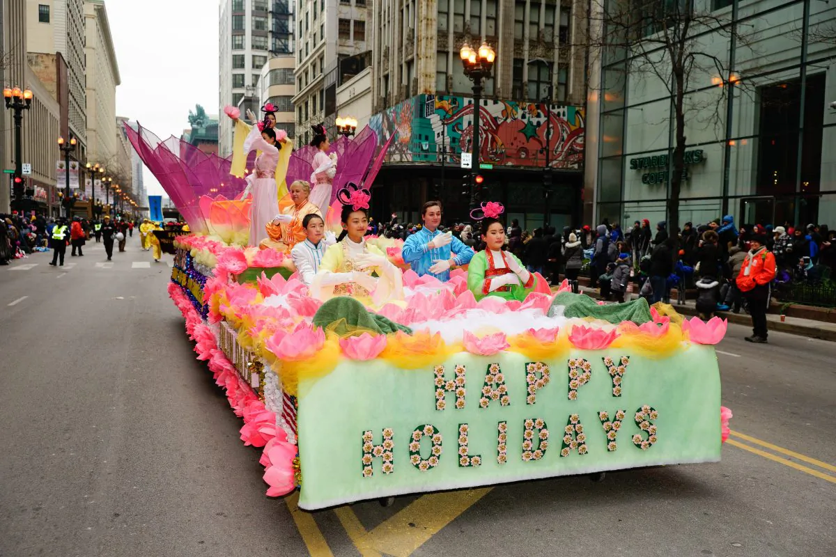 One of the many groups participating in Chicago’s 2018 Thanksgiving Day Parade was Falun Dafa. The Falun Dafa float has appeared for 16 consecutive years in Chicago’s parade. (David Yang)