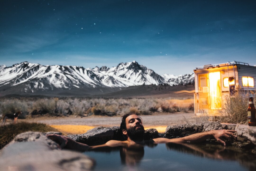 A mixture of hot and cold, or a warm bath, can all do wonders for back pain. (Robson Hatsukami Morgan/Unsplash)
