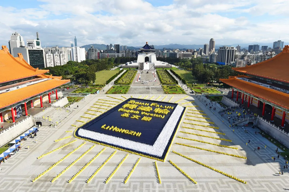 About 5,400 adherents of Falun Gong gather in Taipei's Liberty Square in Taiwan to form an image of the English-version of the book "Zhuan Falun" on Nov. 24, 2018. (Sun Hsiang-i/The Epoch Times)