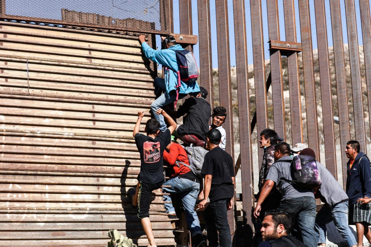 Migrants assault border fence
