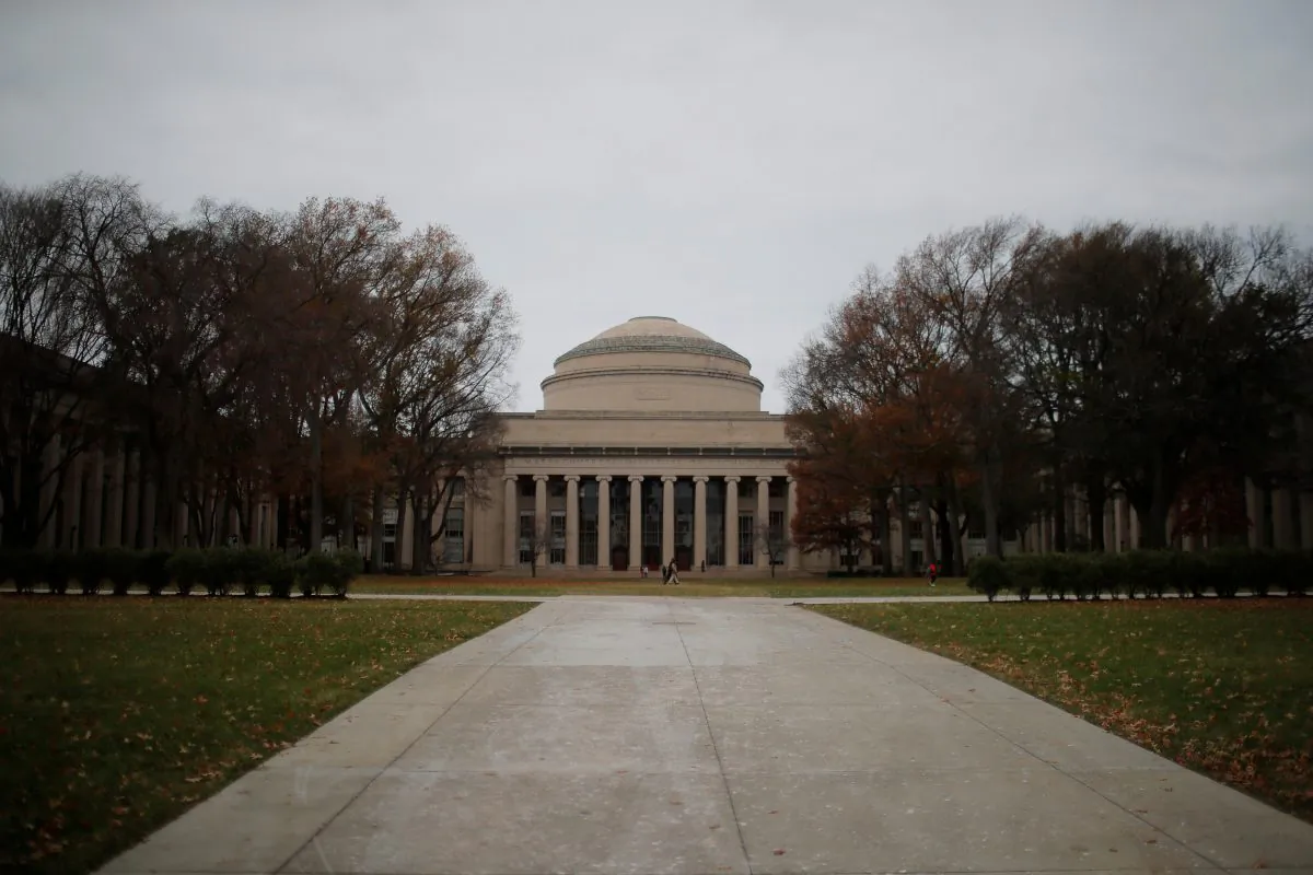 Building 10 sits behind Killian Court at the Massachusetts Institute of Technology (MIT) in Cambridge, Massachusetts, U.S., Nov. 21, 2018. (Brian Snyder/Reuters)