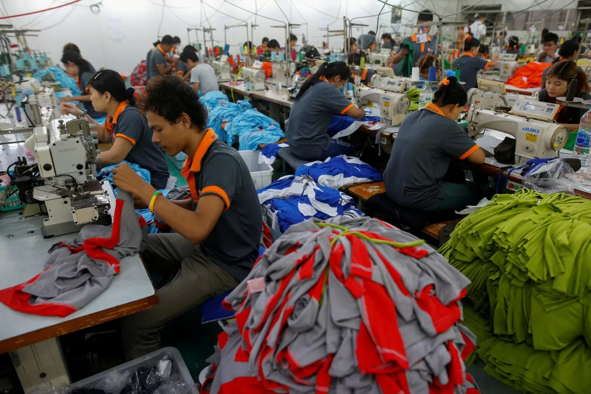 Laborers work at a garment factory in Bangkok, Thailand on May 30, 2016. (Athit Perawongmetha/Reuters)