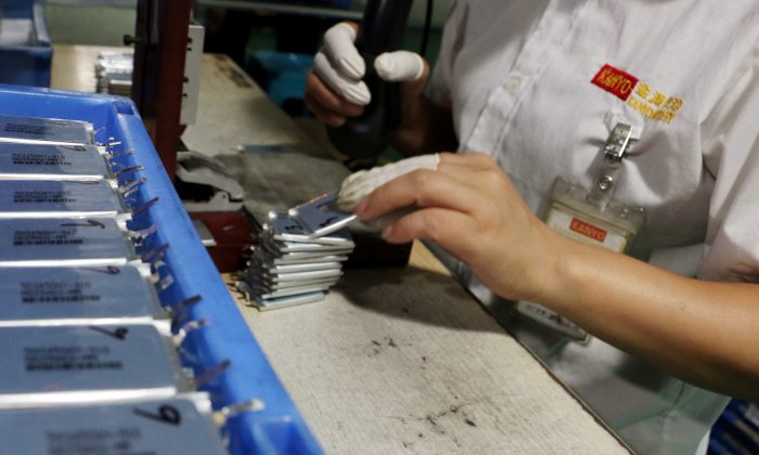 An employee works at a production line of lithium ion batteries inside a factory in Dongguan, Guangdong province, China Oct. 16, 2018. (Reuters/Joyce Zhou)