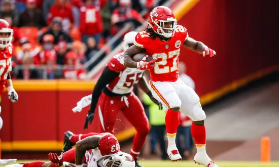 Kareem Hunt of Kansas City Chiefs Kicks, Pushes Woman in Video: Reports