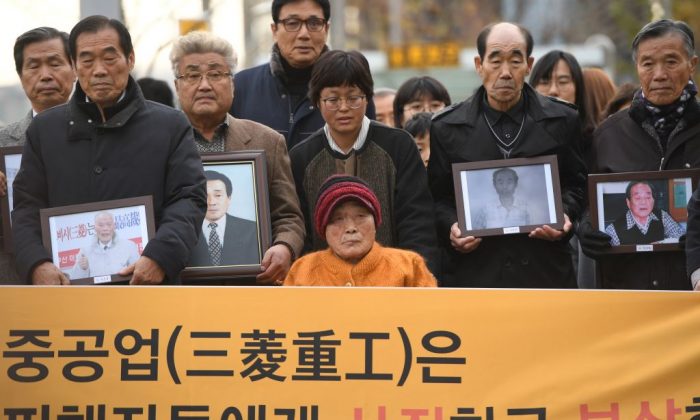 Kim Sung-joo (C front), a victim of forced labor by Japan during its colonial rule of the Korean Peninsula from 1910 to 1945, and relatives of other victims arrive at the Supreme Court in Seoul on Nov. 29, 2018. (Jung Yeon-je/AFP/Getty Images)