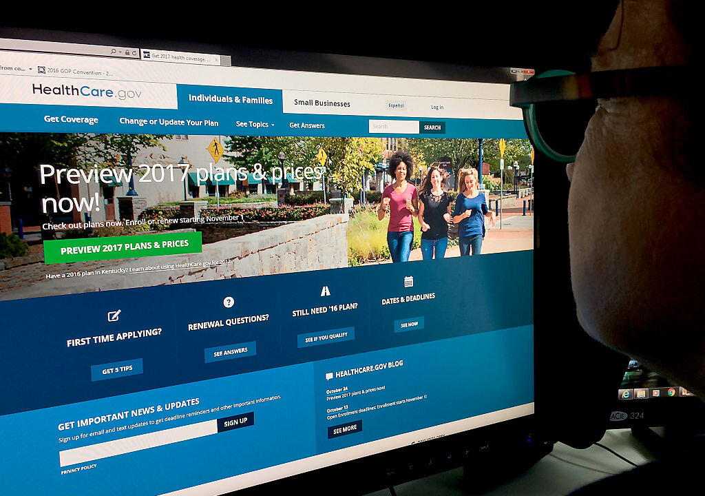 Aa woman looks at the Healthcare.gov website.(KAREN BLEIER/AFP/Getty Images)