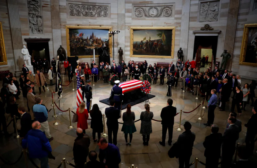 Mourners pay their respects at the casket of former U.S. President George H.W. Bush as it lies in state inside the U.S. Capitol Rotunda on Capitol Hill in Washington, U.S., December 4, 2018. (Aaron P. Bernstein/Reuters)