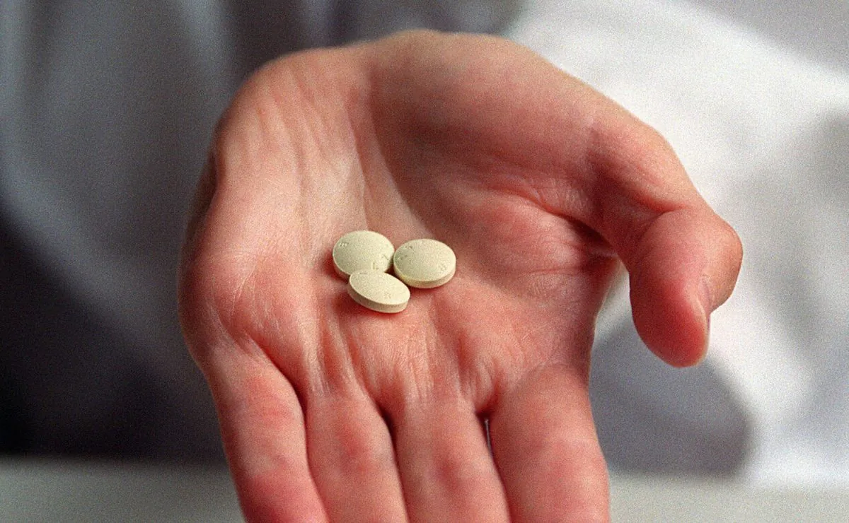 A nurse holds RU486 pills at the family planning department of Hospital Broussais in France on Oct. 25, 2005. (Manoocher DeghatiAFP/Getty Images)