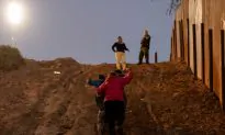 Over 400 Migrants Cross Border, Surrender to Border Patrol in Texas