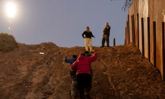 Over 400 Migrants Cross Border, Surrender to Border Patrol in Texas