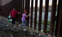 Honduran Woman Pulling Children Away From Tear Gas Has Crossed the Border