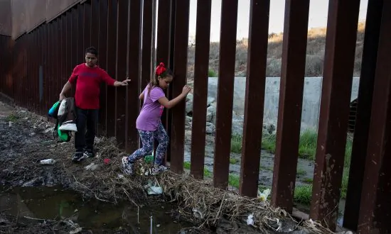 Honduran Woman Pulling Children Away From Tear Gas Has Crossed the Border