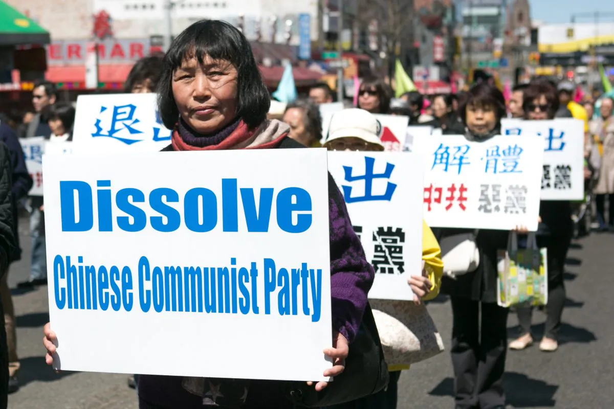 A parade calling for an end to the persecution of Falun Gong in China and celebrating people who have quit the Chinese Communist Party since 2004, in Flushing, New York, on April 25, 2015. (Benjamin Chasteen/Epoch Times)