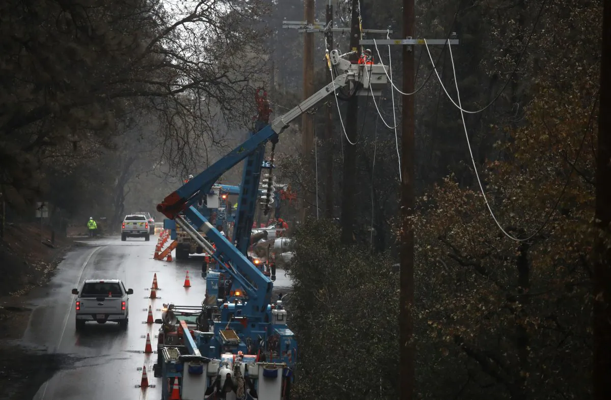 Pacific Gas and Electric (PG&E) crews repair power lines that were destroyed by the Camp Fire in Paradise, Calif. on Nov. 21, 2018. (Justin Sullivan/Getty Images)