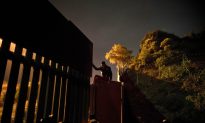 Video Shows Migrants Climbing Over Border Fence in Tijuana in Broad Daylight