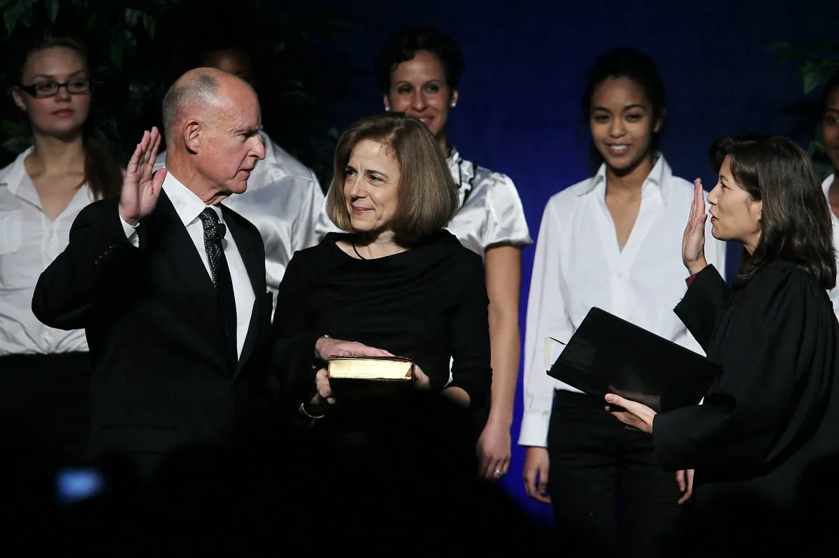 California Chief Justice Tani Cantil-Sakauye (R) swears in Jerry Brown (L) as governor, as Brown's wife, Anne Gust-Brown (C), looks on, in Sacramento, Calif., on Jan. 3, 2011. (Justin Sullivan/Getty Images)