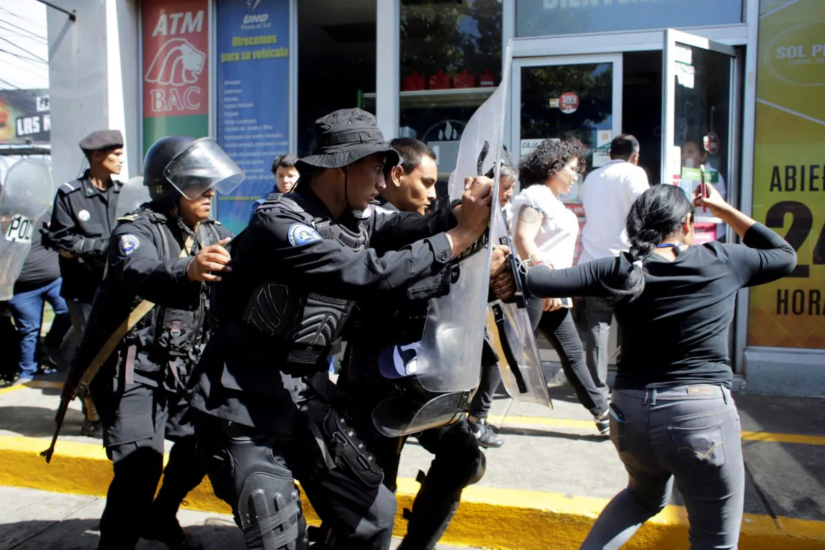 Riot police dislodge journalists from the main entrance to the police headquarters in Managua, Nicaragua, on Dec. 15, 2018. (Reuters/Oswaldo Rivas)