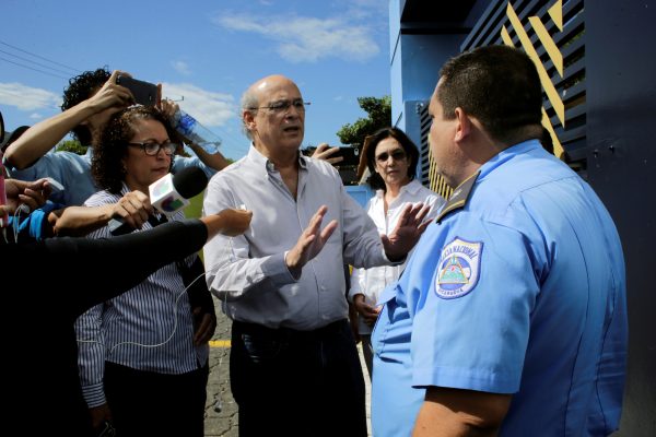 journalist Carlos Fernando confronts police