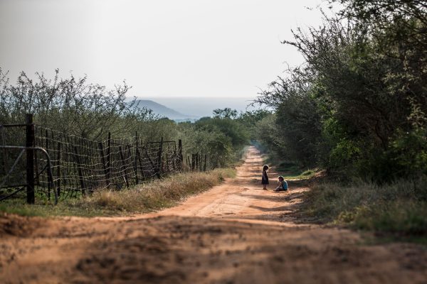 I bambini giocano vicino a una fattoria nella provincia del Limpopo, in Sudafrica, il 31 ottobre 2017. (Gulshan Khan/AFP/Getty Images)