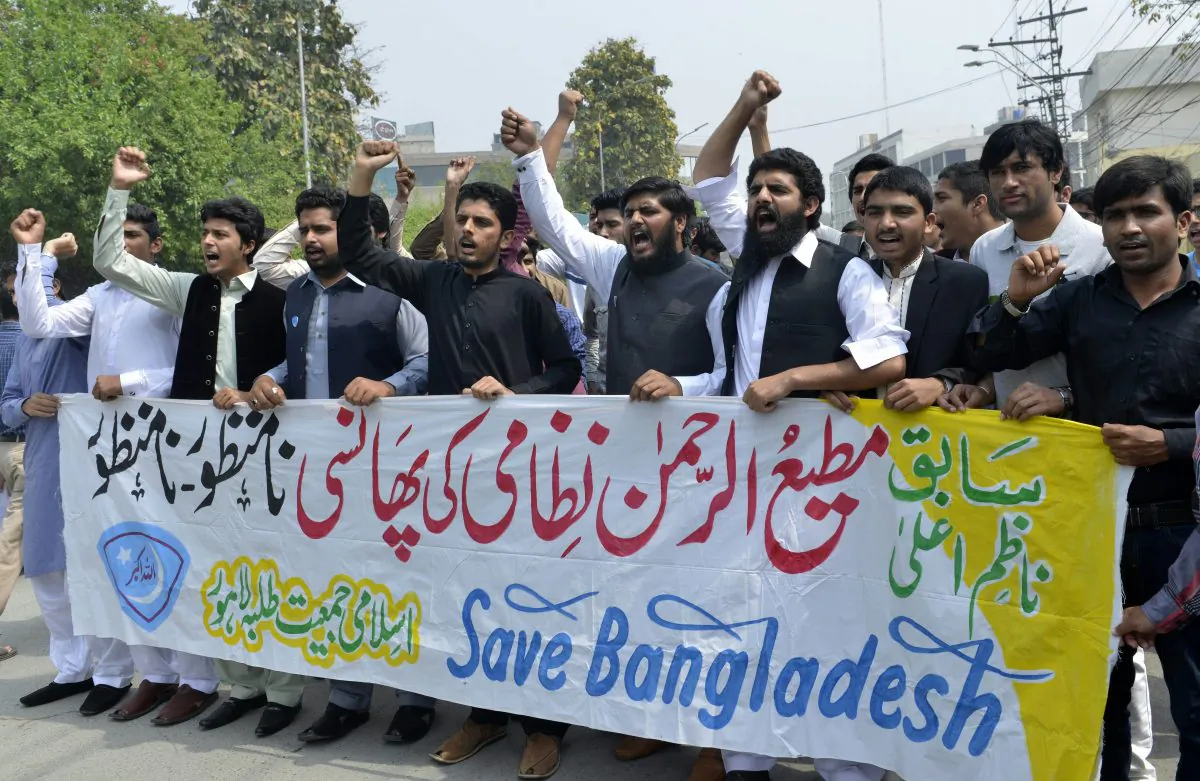Pakistani students shout slogans protesting the death sentence of Bangladeshi Jamaat-e-Islami leader Maulana Matiur Rahman Nizami in Lahore, Pakistan, on March 19, 2016. (ARIF ALI/AFP/Getty Images)