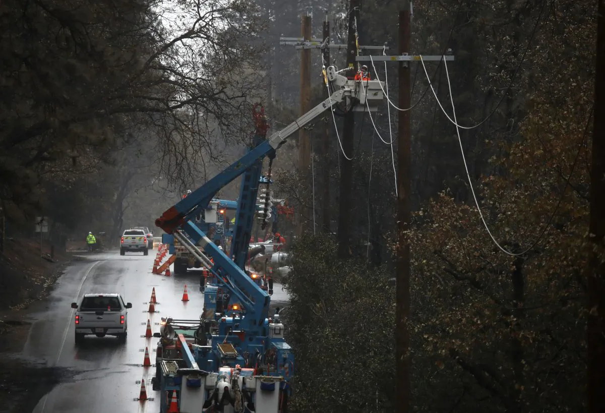 Pacific Gas and Electric (PG&E) crews repair power lines that were destroyed by the Camp Fire on November 21, 2018 in Paradise, California. (Photo by Justin Sullivan/Getty Images)