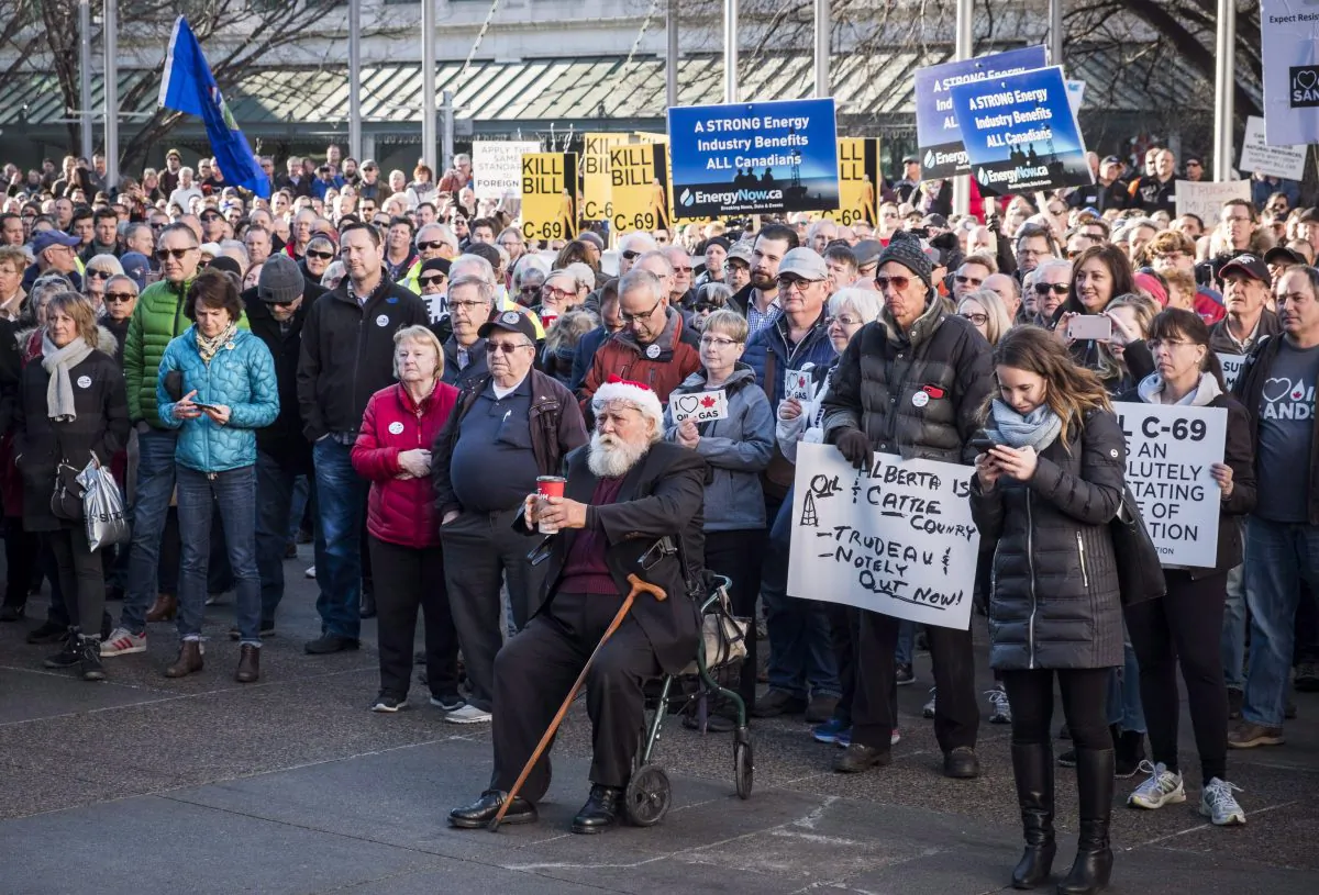 Oil and gas industry supporters gather at a pro-pipeline rally at City Hall in Calgary on Dec. 17, 2018. (The Canadian Press/Jeff McIntosh)