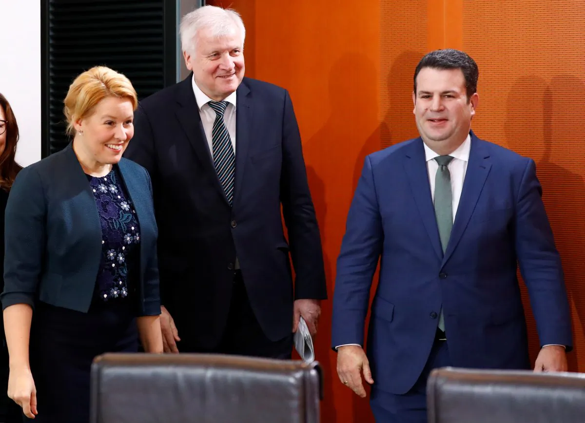 German Interior Minister Horst Seehofer, Labour Minister Hubertus Heil and Minister for Family, Pensioners and Youth Franziska Giffey attend the weekly cabinet meeting in Berlin, Germany on Dec. 19, 2018. (Fabrizio Bensch/Reuters)