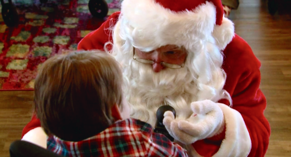 圣诞老人去他家拜访一个小男孩。