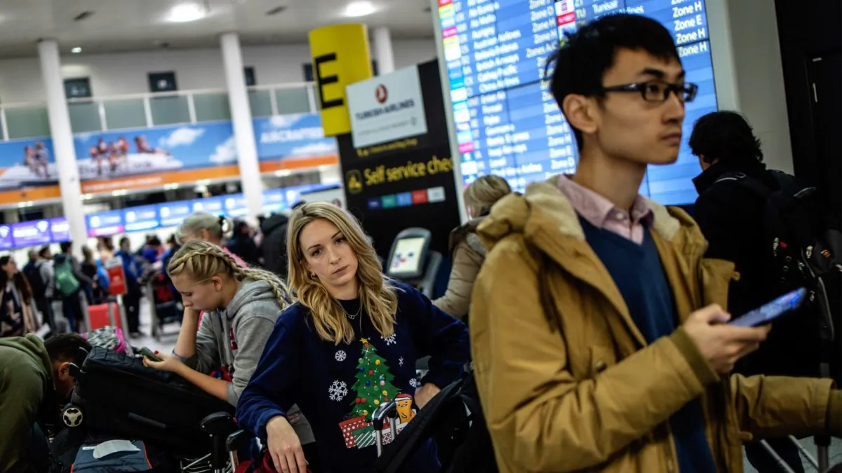 Passengers queue while waiting for announcements at Gatwick South Terminal in London, England, on Dec. 20, 2018. (Dan Kitwood/Getty Images)