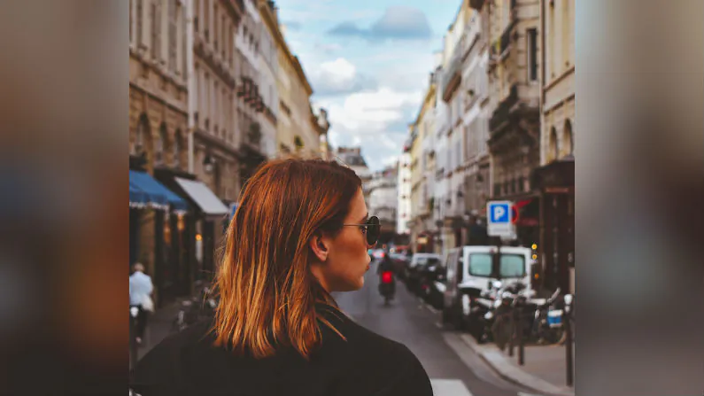 Stock photo of a girl in Paris. (Buco Balkanessi/Unsplash)