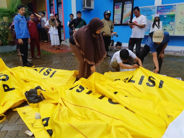 residents inspect body bags