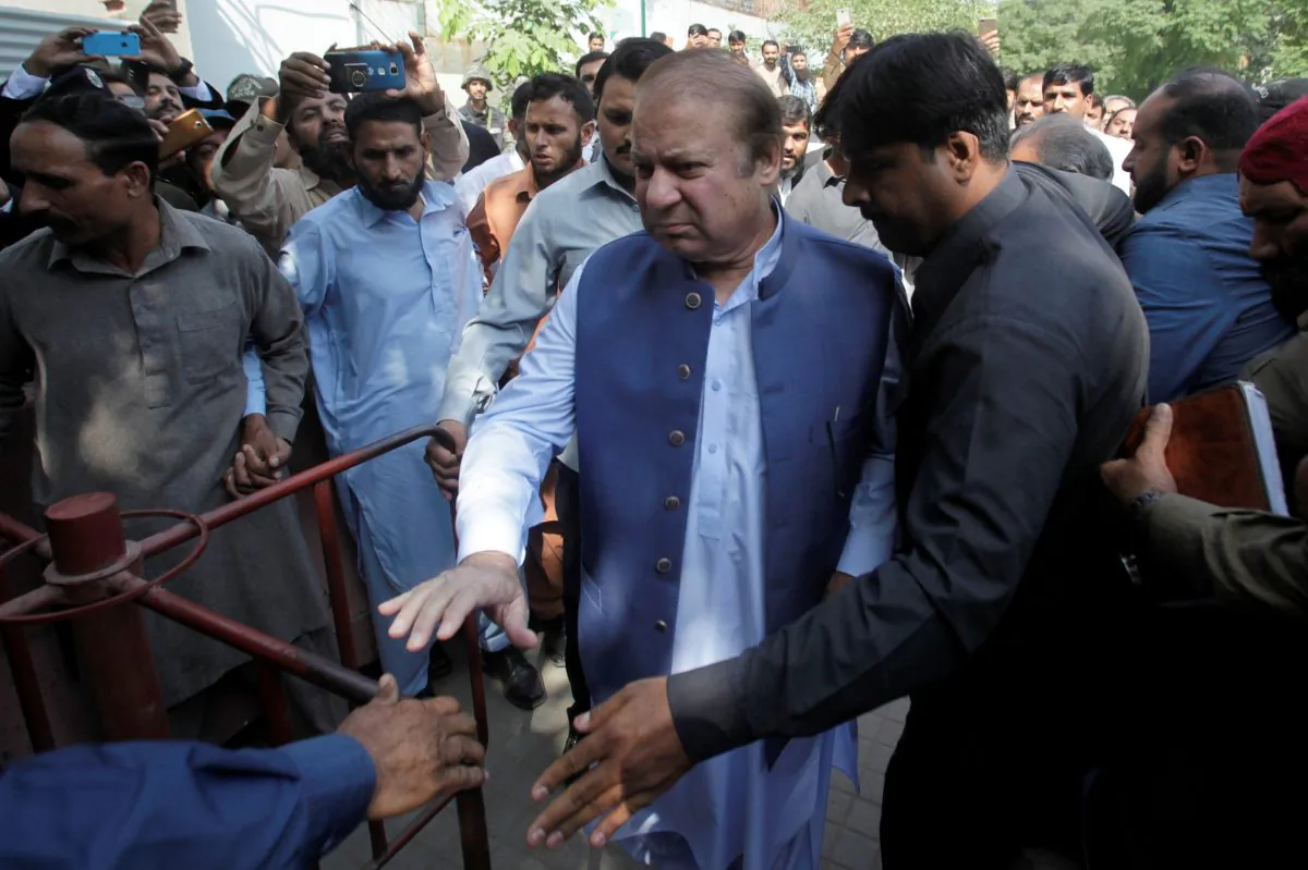 Former Prime Minister Nawaz Sharif arrives to the district High Court ahead of a hearing on treason allegations, in Lahore, Pakistan on Oct. 8, 2018. (Reuters/Mohsin Raza)