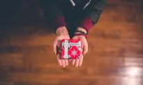Kindhearted Man Pays for Elderly Woman’s Christmas Shopping Because He ‘Misses His Nan’