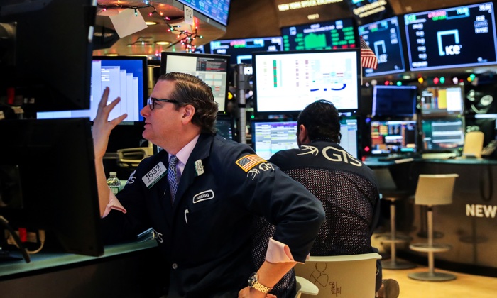 Traders work on the floor of the New York Stock Exchange (NYSE) in N.Y. Dec. 26, 2018. (Jeenah Moon/Reuters)