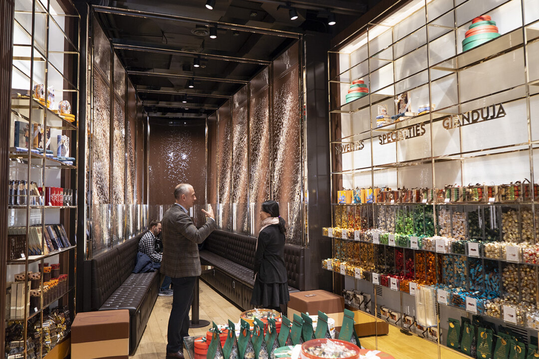 chocolate-waterfall-in-venchi-