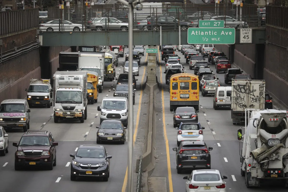 Heavy traffic moves along the Brooklyn-Queens Expressway in Brooklyn, New York, on Nov. 20, 2018. (Drew Angerer/Getty Images)