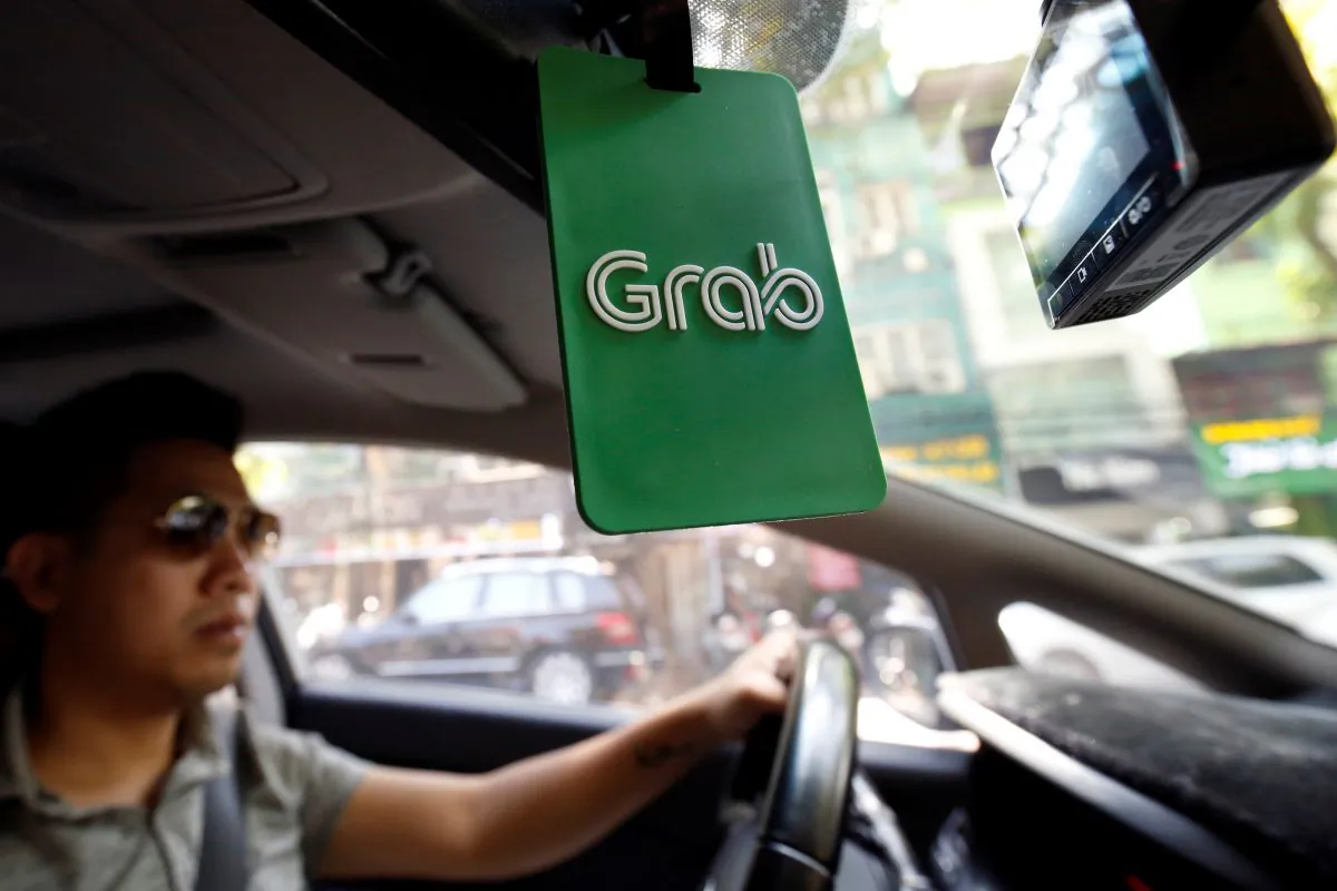 A Grab taxi drives on a street in Hanoi, Vietnam October 29, 2018. (Reuters//Kham)