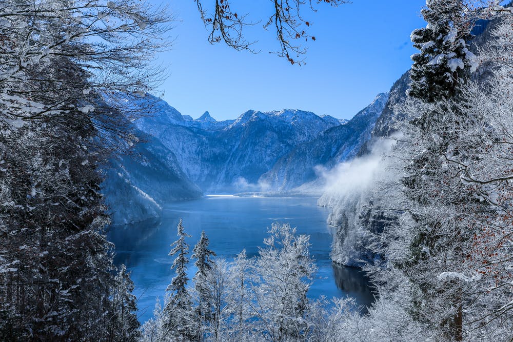 Hidden lake in the mountains. (Pixabay.com)