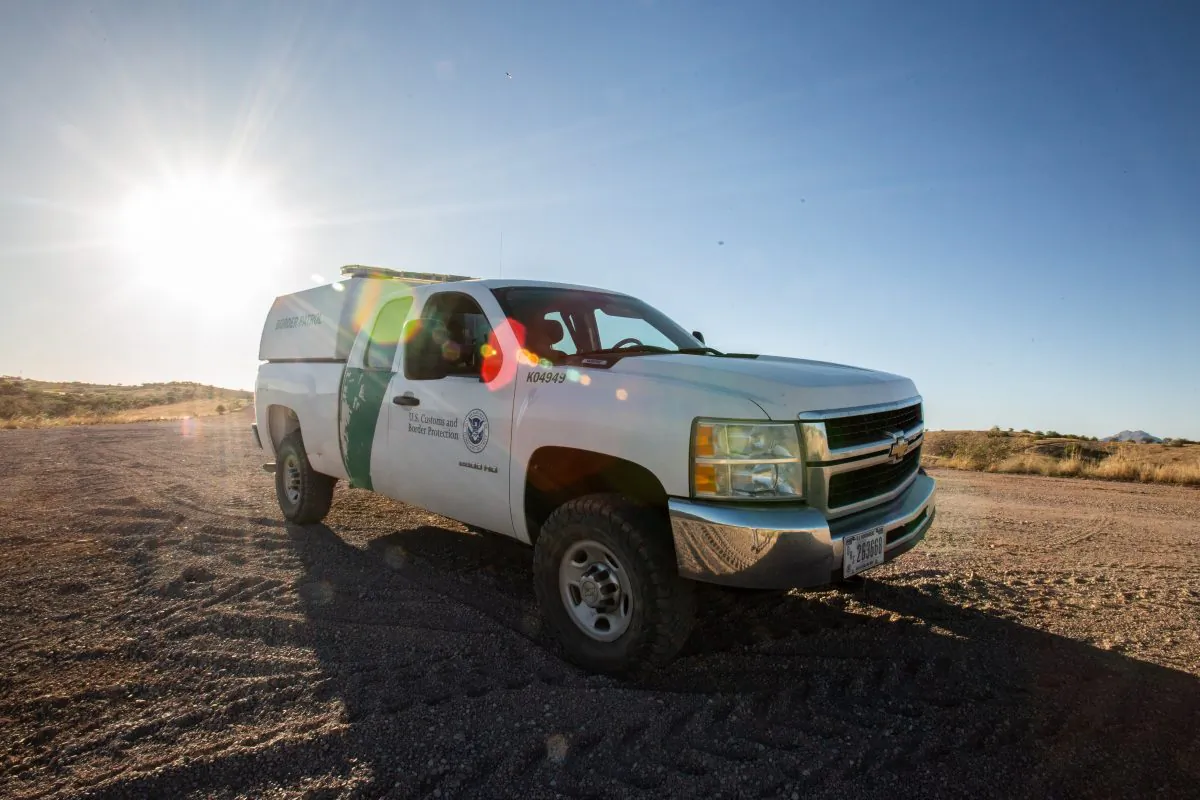 A Border Patrol agent guards the area near the U.S.–Mexico border west of Nogales, Ariz., on May 23, 2018. (Samira Bouaou/The Epoch Times)