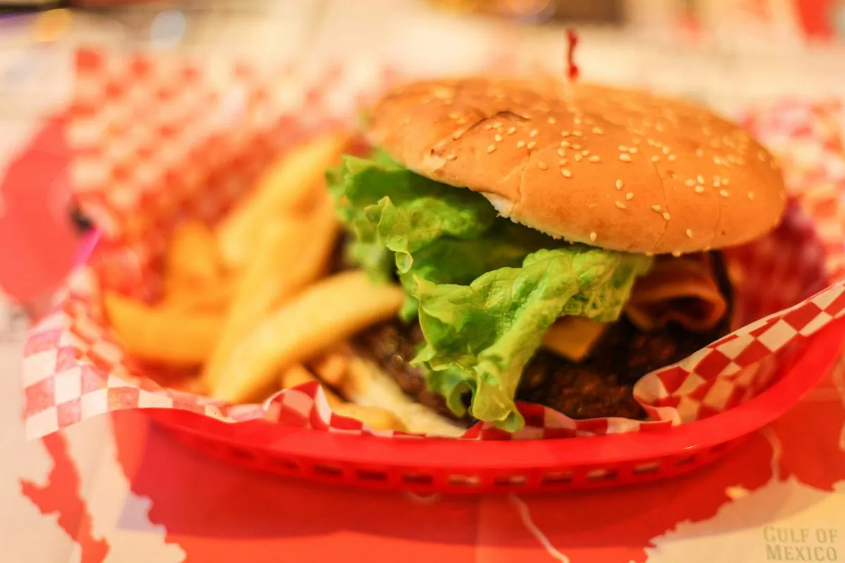 A hamburger is placed in a fast-food restaurant basket with fries. (SplitShire/Pixabay)