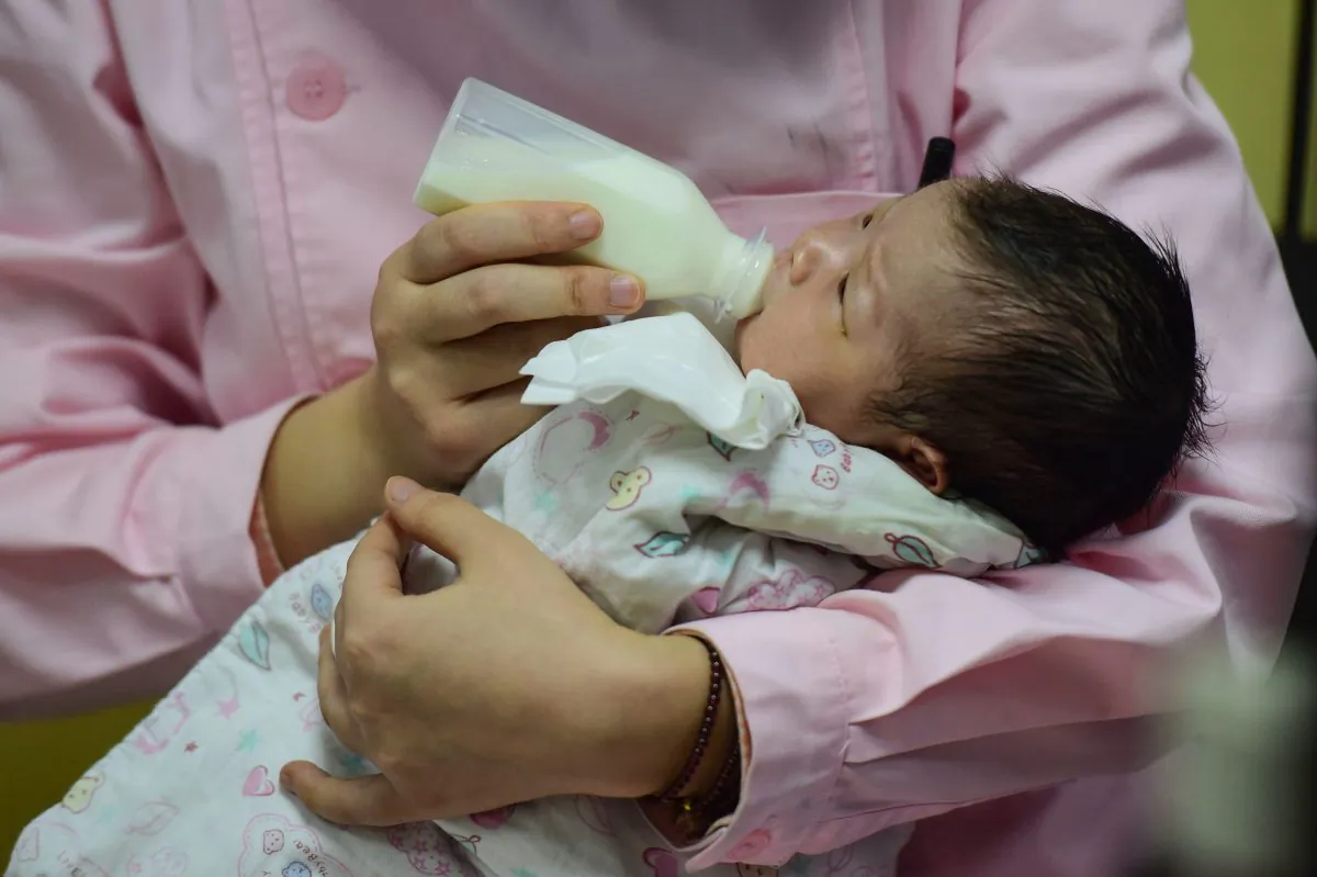 This photo taken on January 19, 2019 shows a medical staff taking care of a new born baby at a hospital in Fuyang in China's eastern Anhui province. - China's population shrank last year for the first time in 70 years, experts said, warning of a "demographic crisis" that puts pressure on the country's slowing economy. (Photo by STR / AFP/Getty Images)